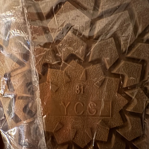 UGG kids Classic Tan winter boots 1 pair left!! PLEASE REFER TO SIZE CHART - Picture 9 of 9